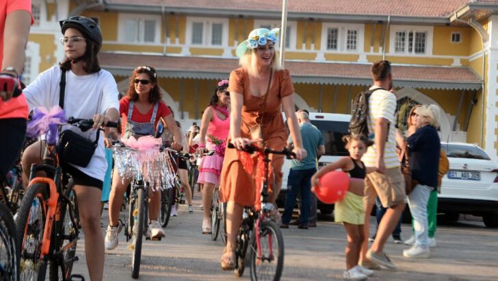 Süslü kadınlar bisiklet turuna çıktı, sokaklar rengarenk oldu