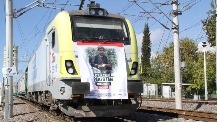 Türkiye, Pakistan’a 409 bin 125 gıda kolisi gönderdi