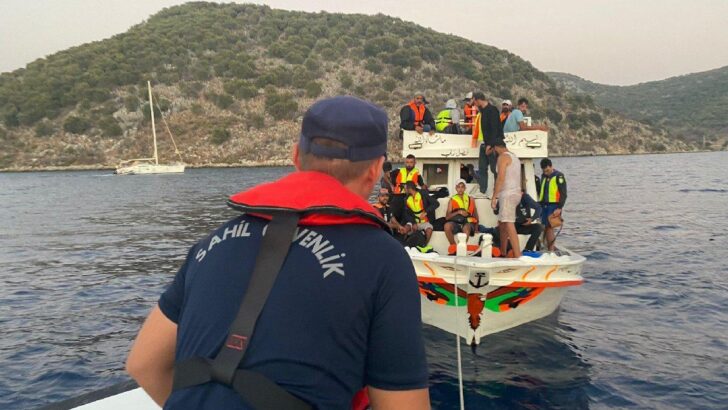 Yunanlıların ittiği teknedeki 65 düzensiz göçmen kurtarıldı