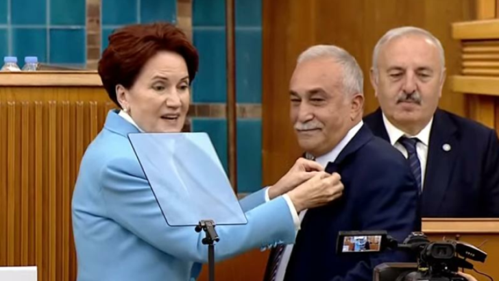 Ahmet Eşref Fakıbaba, İYİ Parti’de! Rozetini Akşener taktı