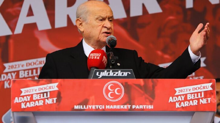 Bahçeli’nin mitinginde prompter bozuldu, konuşmasına ara verdi
