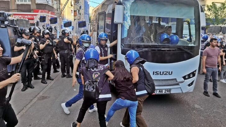 Diyarbakır’da izinsiz yürüyüş yapan HDP’li gruba polis müdahalesi: 59 gözaltı