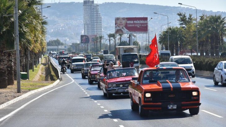 Klasik otomobillerle 29 Ekim korteji