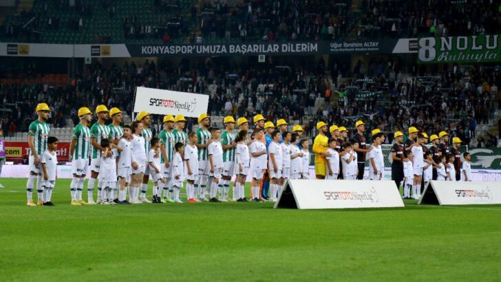 Konyaspor Gaziantep FK maçında futbolcular ve hakemler sahaya baretle çıktı