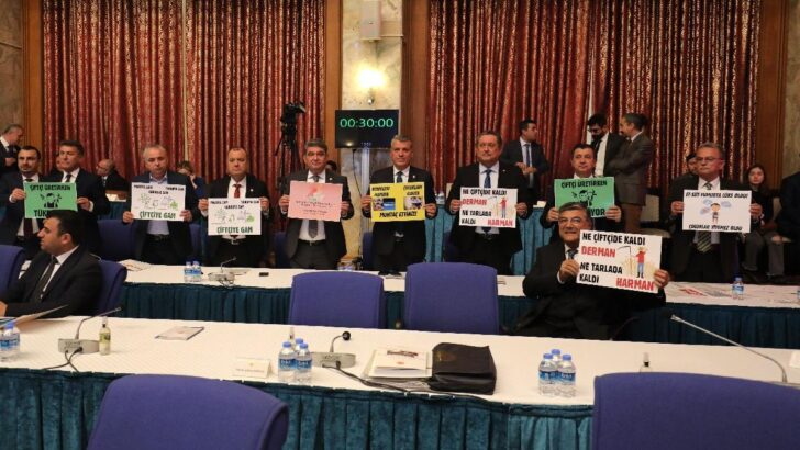 Meclis’te pankartlı karşılama: ‘Bu taksimi kurt yapmaz kuzulara şah olsa’