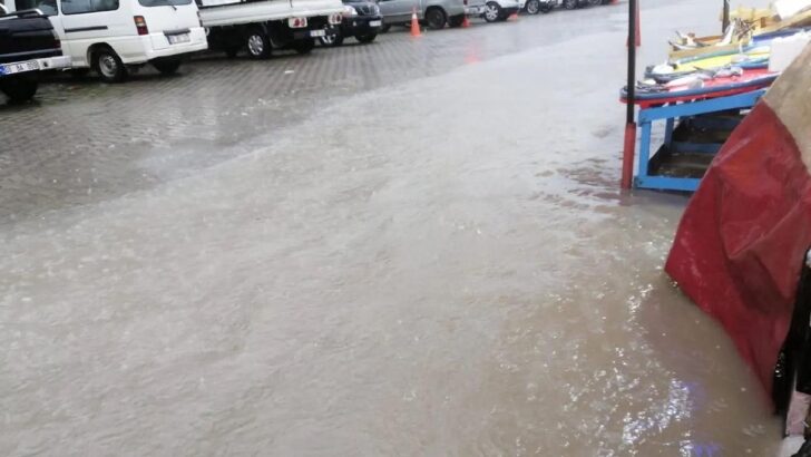 Sağanak sonrası ev ve iş yerlerini su bastı