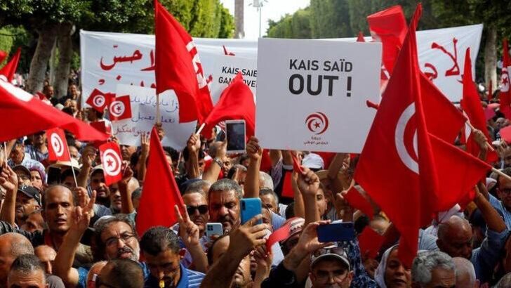 Tunus’ta polis şiddetine uğrayan gencin ölümü protesto edildi