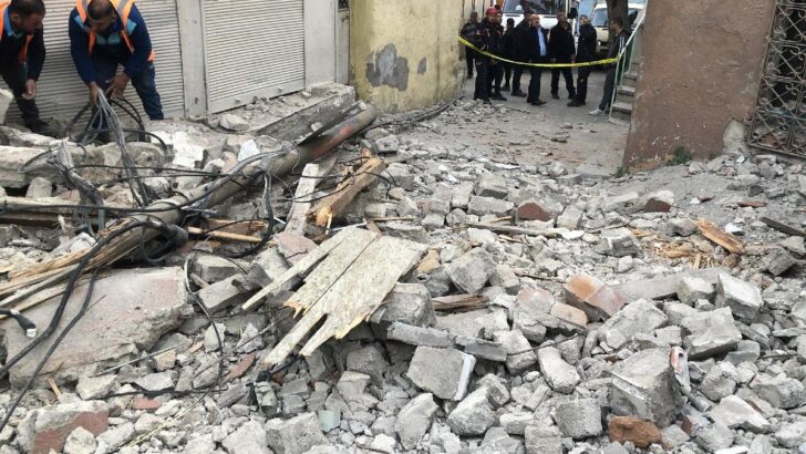 Depremin hasarı gün ağarınca ortaya çıktı
