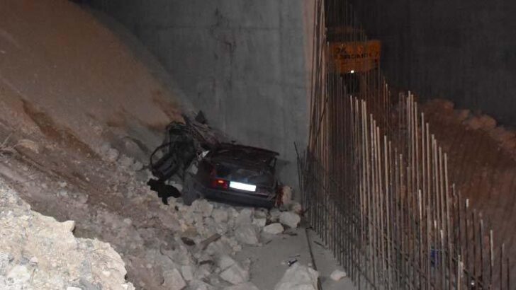 İnşaat alanına düşen otomobil 4 kişiye mezar oldu