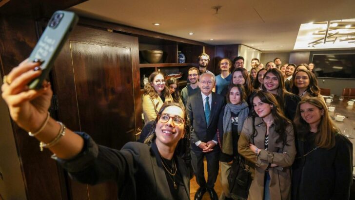 Kılıçdaroğlu, Londra’da Türk öğrencilerle bir araya geldi
