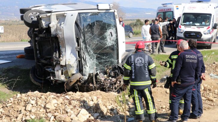Denizli’de tur midibüsü ile otomobil çarpıştı: 2 ölü, 23 yaralı