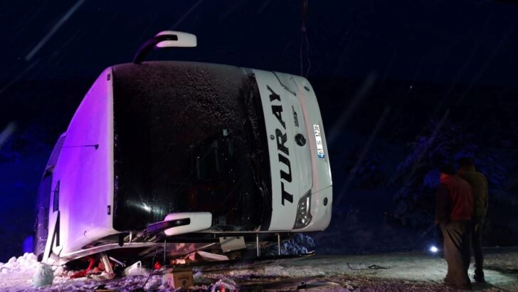 Erzincan’da yolcu otobüsü devrildi: 2 ölü, 21 yaralı