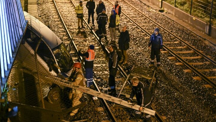İstanbul’da otomobil metro hattına düştü