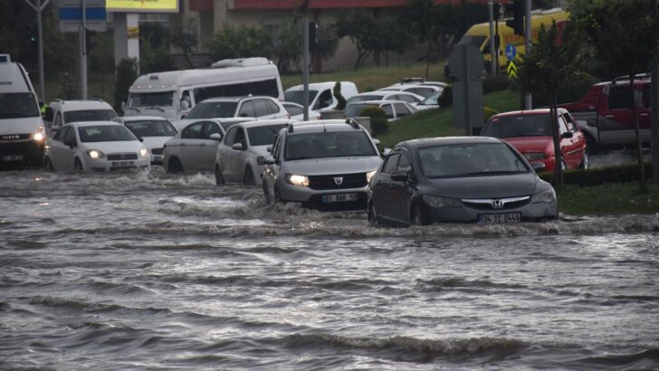 Adana’da sağanak ve dolu etkili oldu: Yollar göle döndü