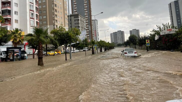 Adana’yı sağanak ve dolu vurdu