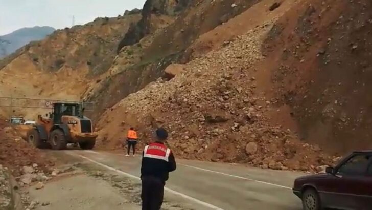 Artvin- Ardanuç kara yolunda heyelan