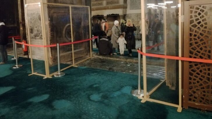 Ayasofya’da imparatorluk kapısına cam bölmeli koruma