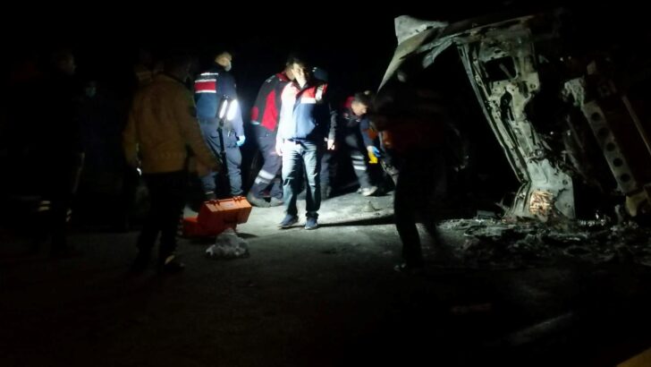Çorum’da feci kaza: Alev alan TIR’da can verdiler