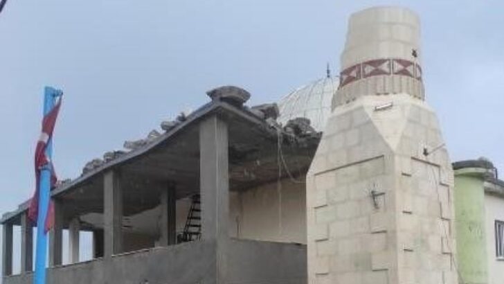 Diyarbakır’da fırtına minareleri yıktı, çatılar uçtu