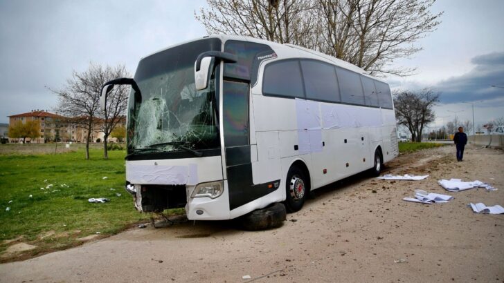 Eskişehir’de yolcu otobüsü bariyere çarptı: 17 yaralı