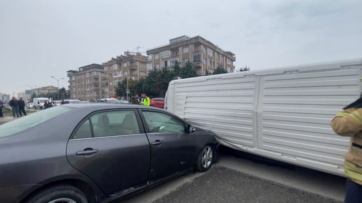 İstanbul’da panelvan otomobilin üzerine devrildi