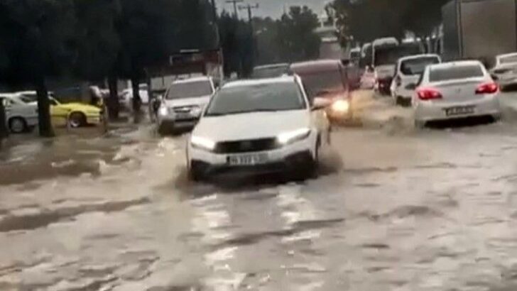 İzmir’de sağanak: Yollar göle döndü