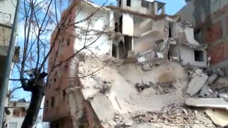 Kilis’te ağır hasarlı 5 katlı boş bina çöktü