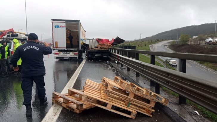 Kuzey Marmara Otoyolu’ndaki kazalar nedeniyle trafik aksadı
