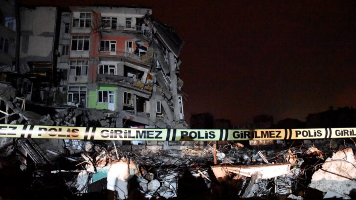 Malatya’da ağır hasarlı bina çöktü