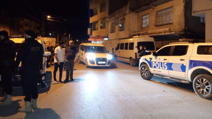 Pompalı tüfekle oynayan çocuk arkadaşını vurdu