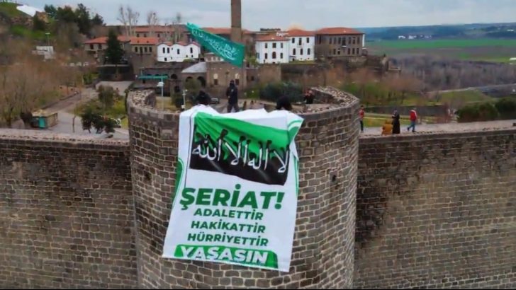 Diyarbakır’ı ‘yaşasın şeriat’ pankartlarıyla ‘süslediler’
