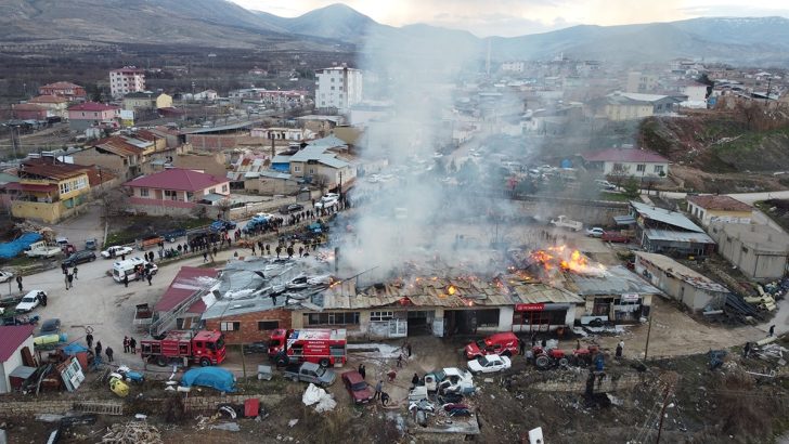 Sanayi sitesinde yangın: 7 iş yeri zarar gördü