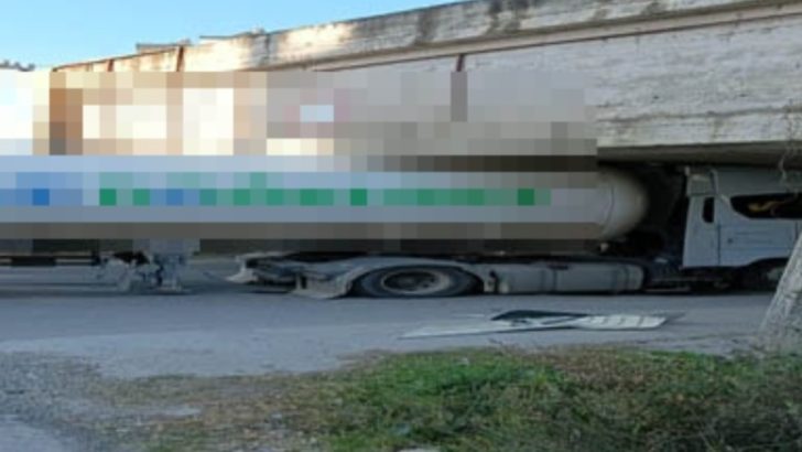 Tarsus’ta doğal gaz tankeri köprüye sıkıştı
