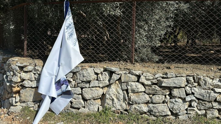 Antalya’da Muhittin Böcek’in afişleri söküldü