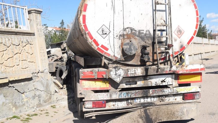 Asfalt tankeri otomobili biçip jandarma binasına girdi