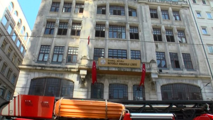 Beyoğlu Anadolu Lisesi’nde duman paniği… Tahliye edildi