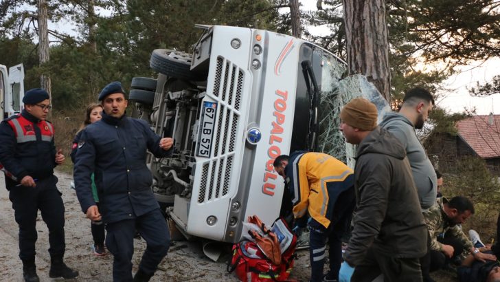 Bolu’da minibüs devrildi: 14 yaralı