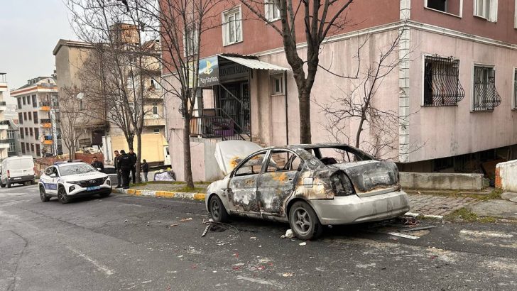 Evde annesiyle birlikte yakaladığı adama dehşeti yaşattı