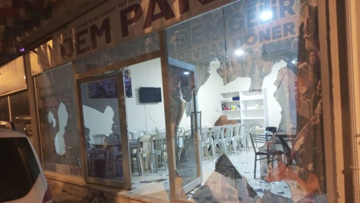 İnegöl’de DEM Parti binasına baltalı saldırı
