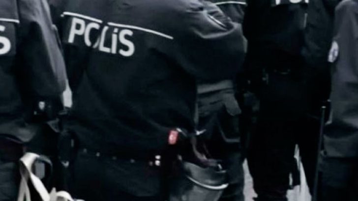 Müşteriyi eşi ve çocuğunun yanında fırça sapıyla dövdü