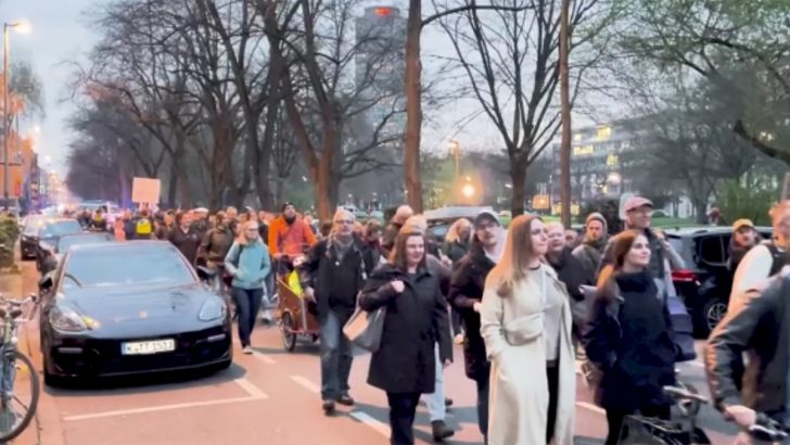 Almanya’da binlerce kişi sokağa döküldü