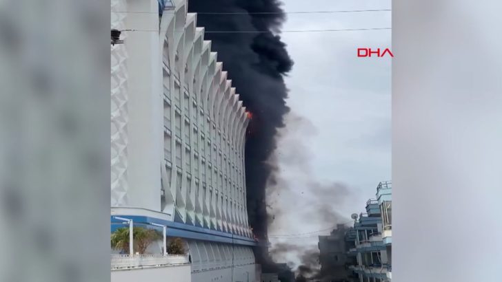 Antalya’da otel yangını… Diğer katlara da yayıldı