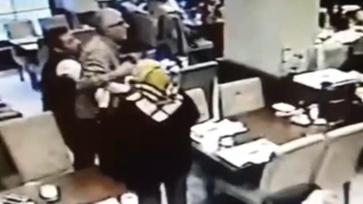 Boğazına et kaçan müşteriyi garsonun müdahalesi kurtardı