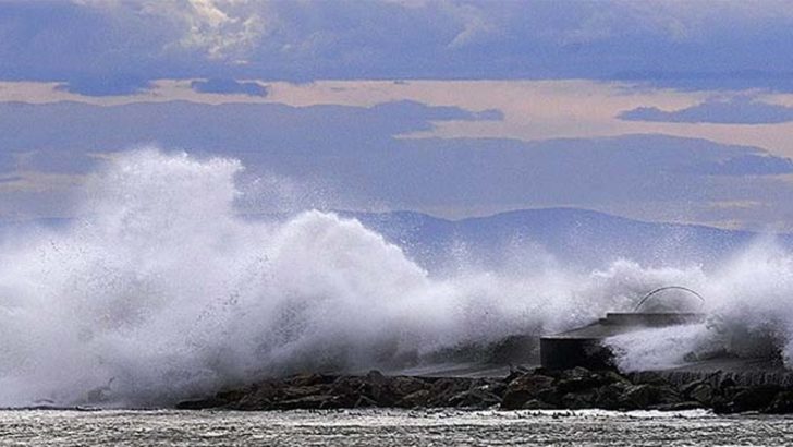 Çanakkale’ye fırtına uyarısı: Bazı seferler iptal…