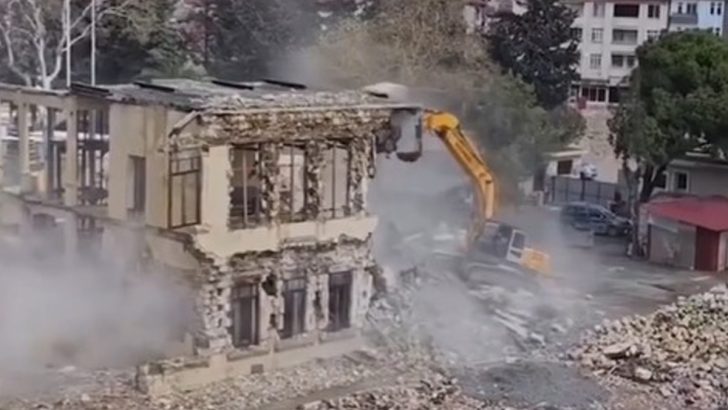Depremde hasar gören tarihi Hatay Valiliği binasının yıkımı gerçekleşti