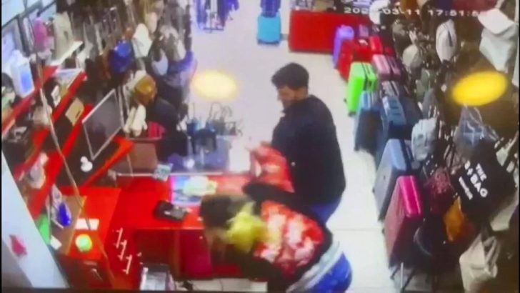 Dükkanın ortasında nişanlısını tekme tokat dövdü