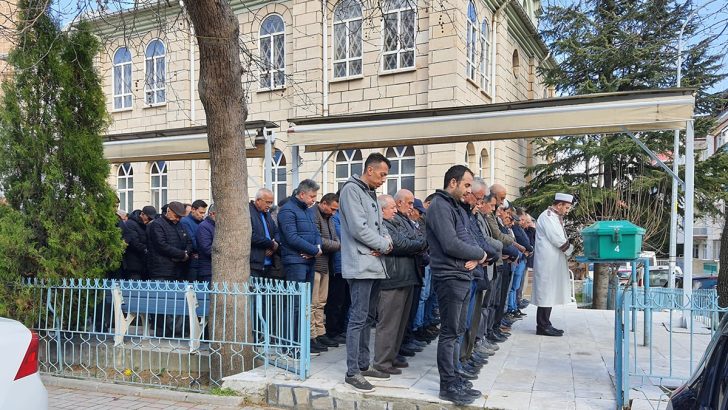 Hayatını kaybettiği camideki törenle defnedildi