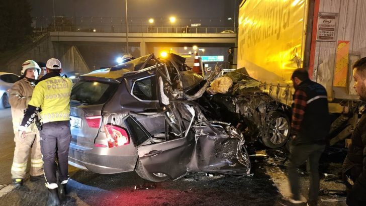 İstanbul’da feci kaza: Otomobil, TIR’ın altına girdi