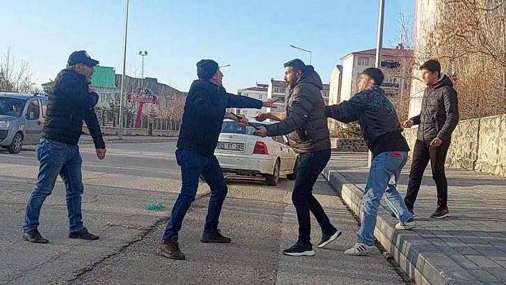 Kaza yerine gelen baba, sürücüye saldırdı