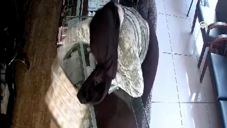 Kuyumcuda hırsızlık yapan kadınlar kamerada